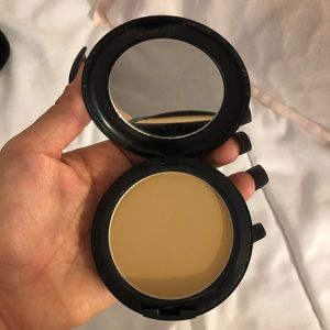 LIKE NEW MAC Studio Fix PowderPlus Foundation NC30